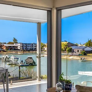 https://luxurious-waterfront-5-bedroom-coastal-retreat-on-amarina.hotelssunshinecoast.net