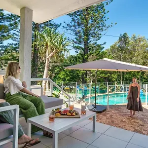 https://four-pines-shelly-beach-retreat.hotelssunshinecoast.net